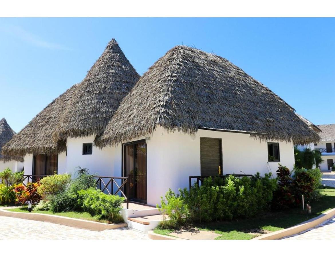 Safari Hotel And Villas Powered By Cocotel Bulala Exterior photo
