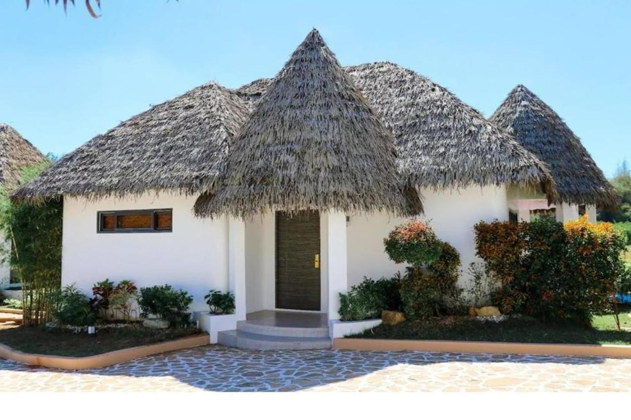 Safari Hotel And Villas Powered By Cocotel Bulala Exterior photo