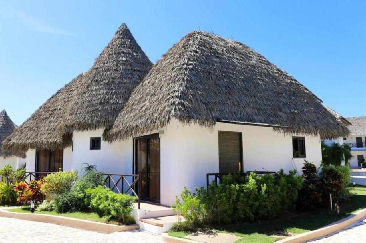 Safari Hotel And Villas Powered By Cocotel Bulala Exterior photo